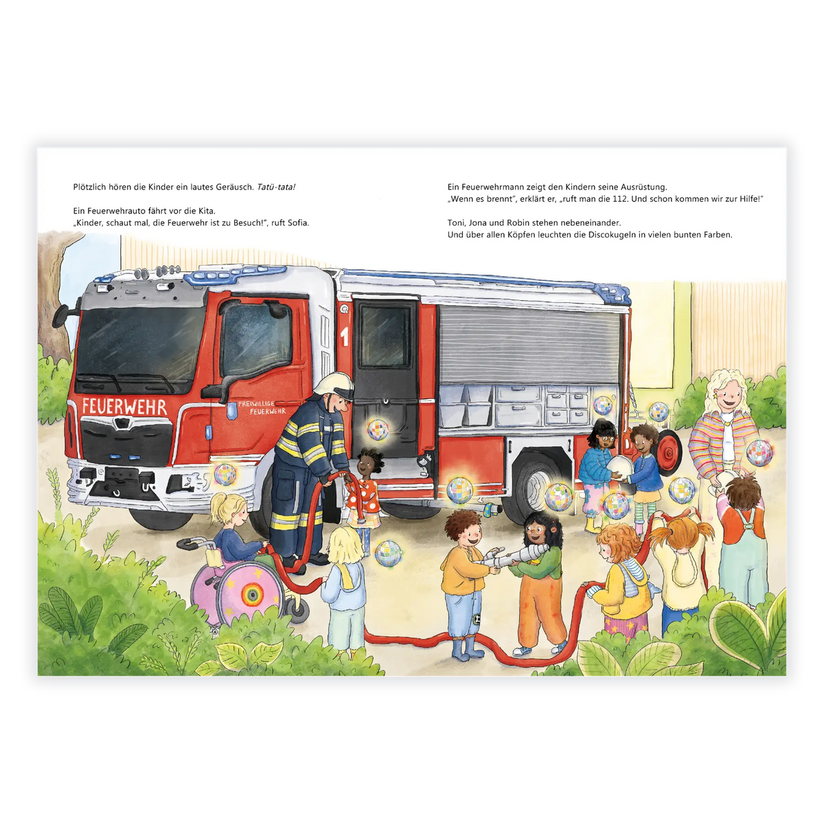 Doppelseite des Kinderbuchs "Kita Kunterbunt – Tonis erster Tag": Die Kindergartenkinder und Erzieherin Sofia stehen draußen vor einem Feuerwehrwagen mit einem Feuerwehrmann – ein Mutmachbuch zur Kita-Eingewöhnung ab 3 Jahren von Sophie Brauer (bekannt bei Instagram als sofiasophix) und Zwergenstark.
