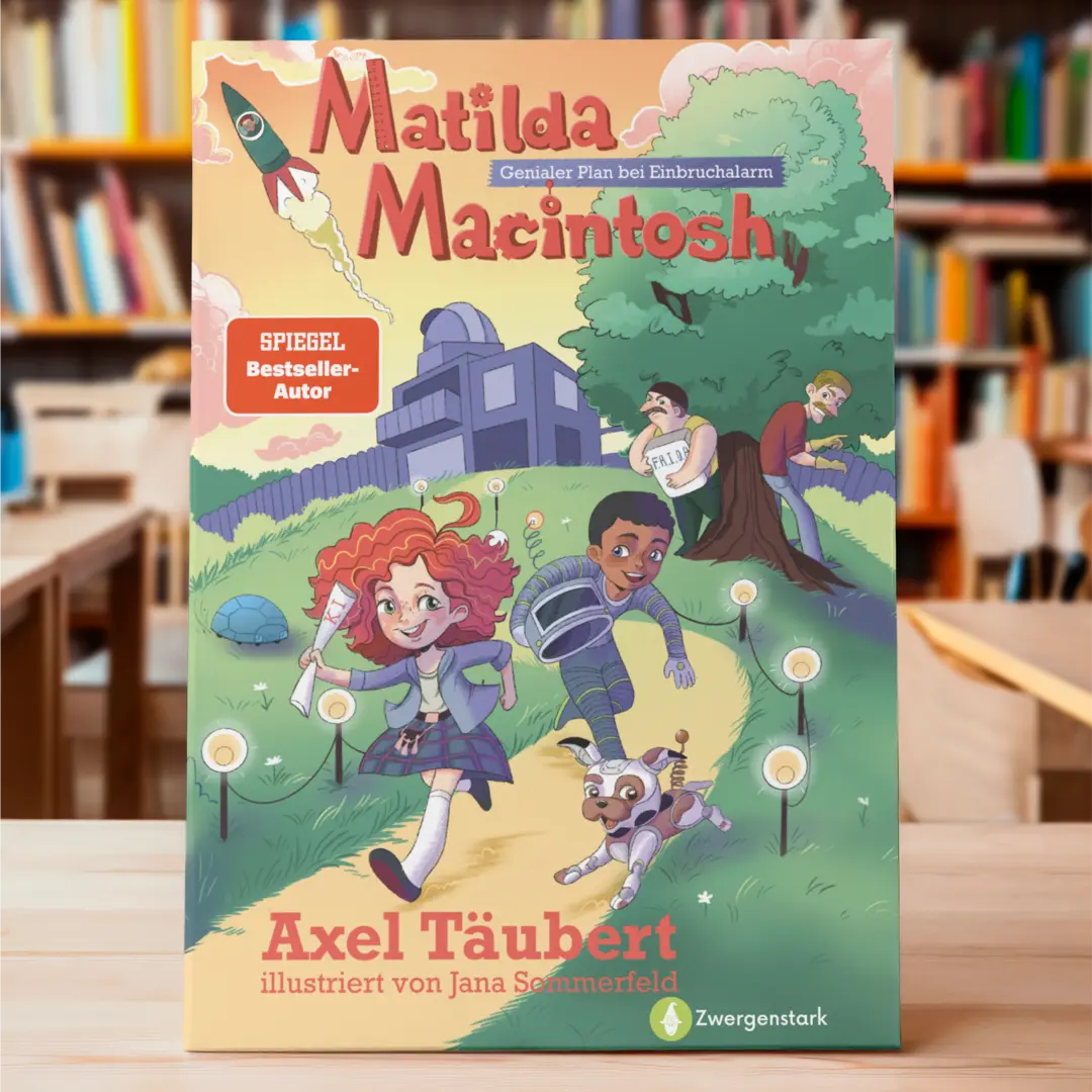 In Szene gesetztes Frontcover Mockup vom Kinderbuch "Matilda Macintosh - Genialer Plan bei Einbruchalarm", ein Vorlesebuch über Technik, KI und Roboter ab 5 Jahren von Axel Täubert und Zwergenstark