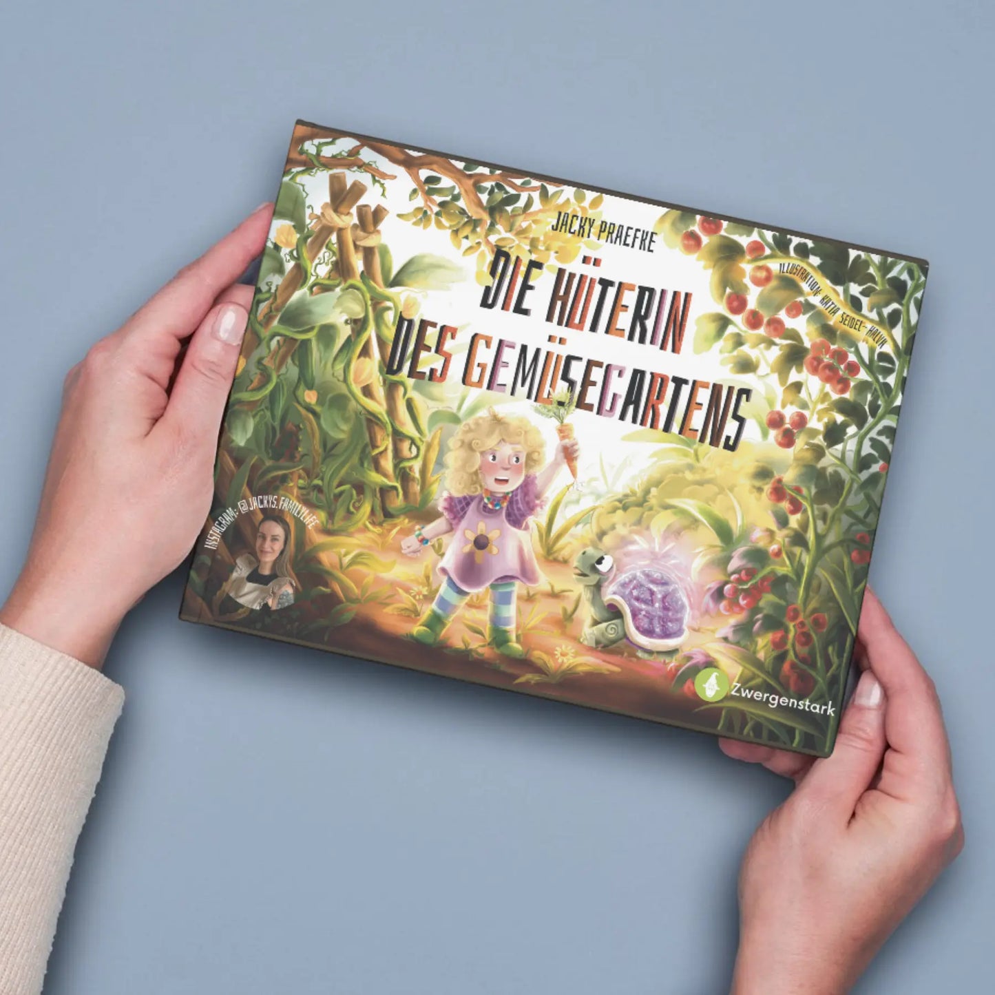 Kinderbuch "Die Hüterin des Gemüsegartens", ein Bilderbuch ab 3 Jahren über Garten, Natur und Gemüse von Jacky Praefke in den Händen