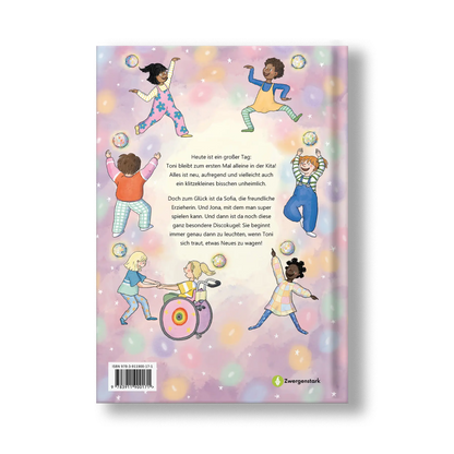 Illustriertes Backcover des Kinderbuchs "Kita Kunterbunt – Tonis erster Tag": Verschiedene  Kinder mit Discokugeln auf dem Kopf tanzen um den Klappentext herum – ein Mutmachbuch zur Kita-Eingewöhnung ab 3 Jahren von Sophie Brauer (bekannt bei Instagram als sofiasophix) und Zwergenstark.