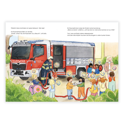Doppelseite des Kinderbuchs "Kita Kunterbunt – Tonis erster Tag": Die Kindergartenkinder und Erzieherin Sofia stehen draußen vor einem Feuerwehrwagen mit einem Feuerwehrmann – ein Mutmachbuch zur Kita-Eingewöhnung ab 3 Jahren von Sophie Brauer (bekannt bei Instagram als sofiasophix) und Zwergenstark.