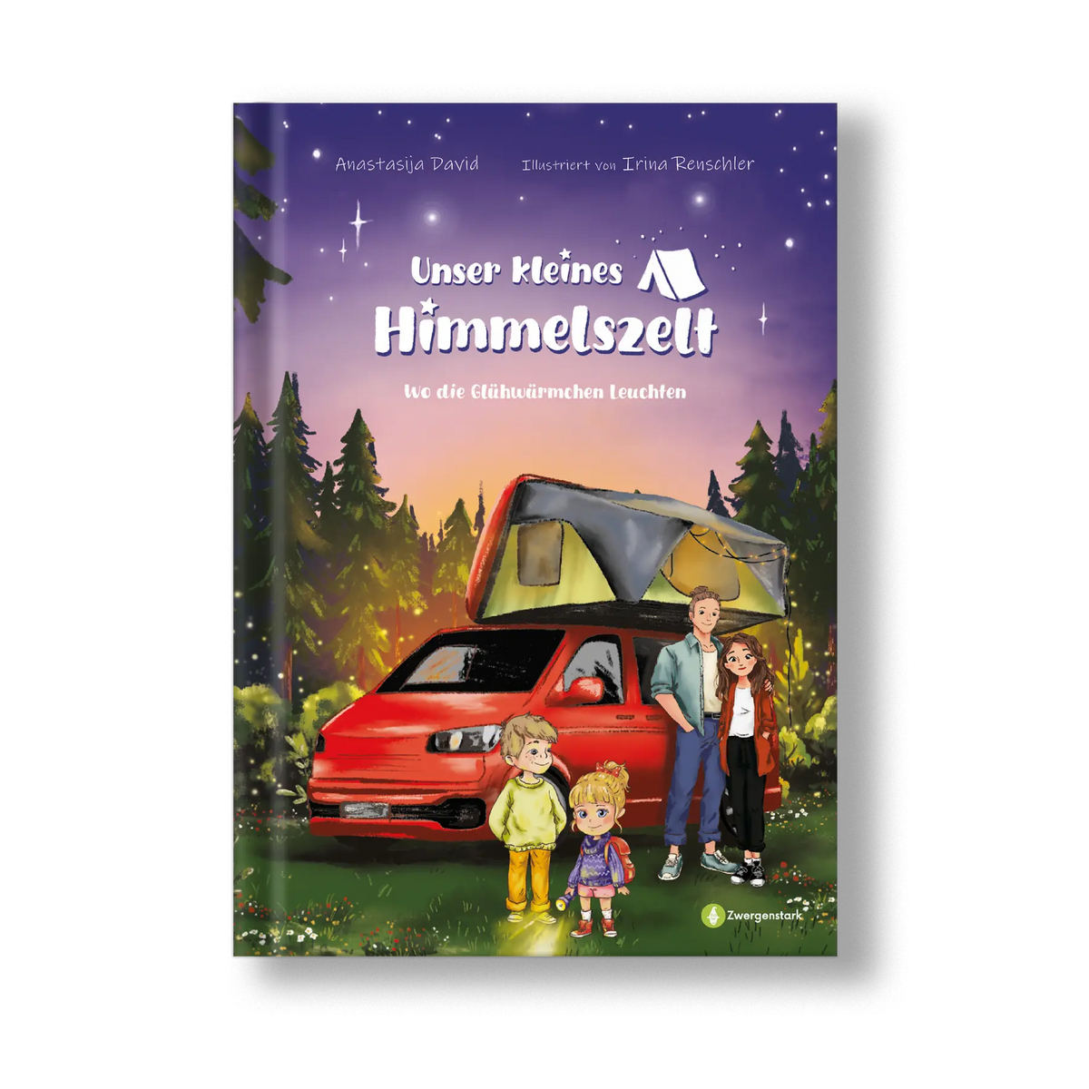 Illustriertes Frontcover des Kinderbuchs "Unser kleines Himmelszelt – Wo die Glühwürmchen leuchten": Mika und Lea stehen mit Mama und Papa vor dem Camper Van mit Dachzelt beim abenteuerlichen Familienausflug im Wald – ein Mutmachbuch gegen Angst bei Dunkelheit ab 3 Jahren von Anastasija David (bekannt bei Instagram als @nastiinkaaa_) und Zwergenstark.