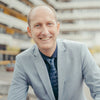 Foto von Prof. Dr.-Ing. Martin Bonnet, Professor für Werkstoff- und Kunststofftechnik an der Technischen Hochschule Köln, geschäftsführender Direktor des Instituts für Material- und Prozesstechnik und Kinderbuchautor bei Zwergenstark